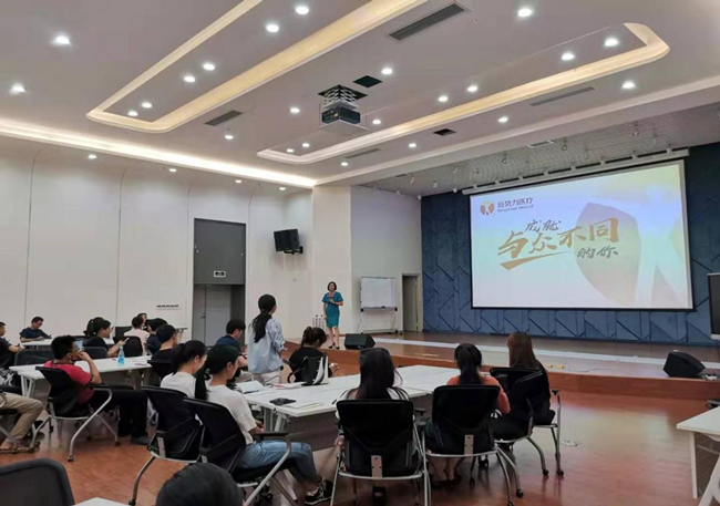 秉持以人为本的理念，大博医疗将员工健康作为一项重要工作来推进，并以实际行动让每一位员工真切感受到企业的温暖。自2015年起，大博医疗定期为每位员工提供免费健康体检。我们希望帮助每位员工了解自身健康状况。我们坚信，’早诊断、早预防、早治疗“是保持健康的最佳途径之一。本年度健康体检于2019年5月11日正式启动，历时两个半月完成。健康是实现一切目标的前提。大博医疗将竭尽全力为员工营造一个能够增加体育活动、提升身体素质的环境。为增强健康意识，掌握科学健康的生活方式，我们于2019年8月21日邀请新动力医疗前来开展”低碳健康行“活动。他们还为我们举办了一场以”健康生活，快乐工作“为主题的健康讲座。讲座期间，我们深入了解了糖尿病、高血压、高脂血症、冠心病等现代慢性疾病的相关知识。专家们还为我们提供了诸多健康建议，如”低碳医学“生活方式、调整膳食结构以及科学运动等。大博医疗秉承”大爱“文化，真诚关怀全体员工的健康问题。我们将持续为所有同事营造和谐舒适的工作环境。.