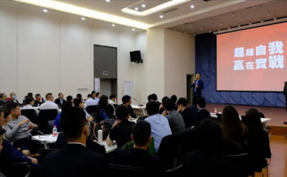 2021年第一季度,创伤事业部“在实践中成功”培训课程圆满落幕!3 From 14th to 17th, April, the sales team and marketing team of the Trauma Department, around 120 people, together attended the "Succeed in Practice" Training Lesson of first quarter, 2021. They summarized successful experience, learned professional knowledge and exchanged methods and skills, managing to become a more professional team! At the opening ceremony, Dr. Lin expressed not only his pride of this team, but also his responsibility as an entrepreneur to build an independent brand of a high-value orthopedic medical company. He appealed everyone to make unremitting efforts for a better brand, a better team and a better self. After the opening ceremony was the business training. All participants summarized their clinical experience and shared their business knowledge with each other. That's what "From the Clinic, For the Clinic" means. The second part was the surgery lesson conducted by experienced doctors. Our sales team communicated with the doctors on the surgical technique of our products to make themselves more familiar with the design concept. Through this lesson, they found a more efficient way to communicate with the orthopedic doctors and provide more professional service. Meanwhile, the marketing team prepared the Workshop and cases sharing for all participants. The third part is the sales training led by the sales managers. They shared their experiences in sales and gave a great lesson to the teammates who just joined this big team. The Training Lesson had been finished, but our new future started here. We will keep learning through working and keep improving by learning!