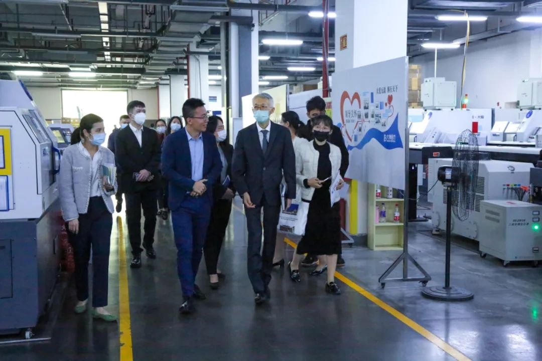 泰国驻厦门总领事馆总领事一行莅临大博医疗开展调研工作。1 泰国驻厦门总领事馆总领事、副总领事及其他六位官员莅临大博医疗进行考察交流。大博医疗董事长及副总经理陪同接待,并向其表示热烈欢迎。.