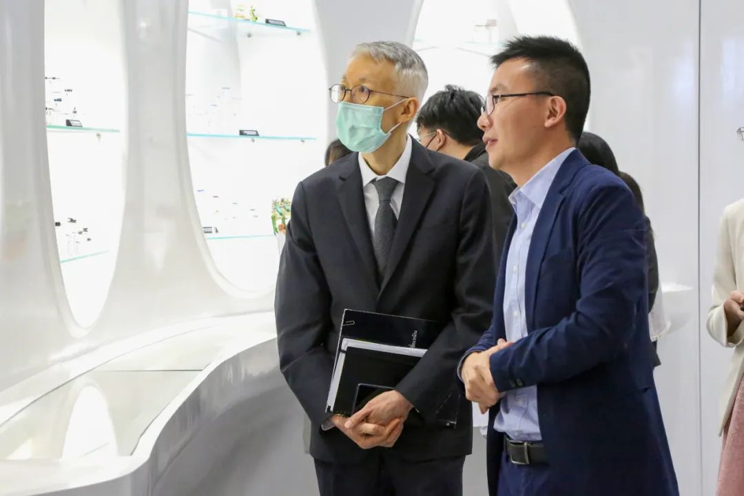 泰国驻厦门总领事馆总领事一行莅临大博医疗开展调研工作。2 泰国驻厦门总领事馆总领事、副总领事及其他六位官员莅临大博医疗进行考察交流。大博医疗董事长及副总经理陪同接待,并向其表示热烈欢迎。.