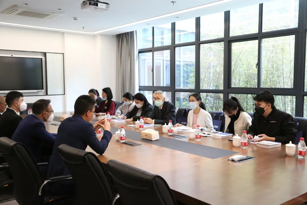 泰国驻厦门总领事馆总领事一行莅临大博医疗开展调研工作。3 泰国驻厦门总领事馆总领事、副总领事及其他六位官员莅临大博医疗进行考察交流。大博医疗董事长及副总经理陪同接待,并向其表示热烈欢迎。.