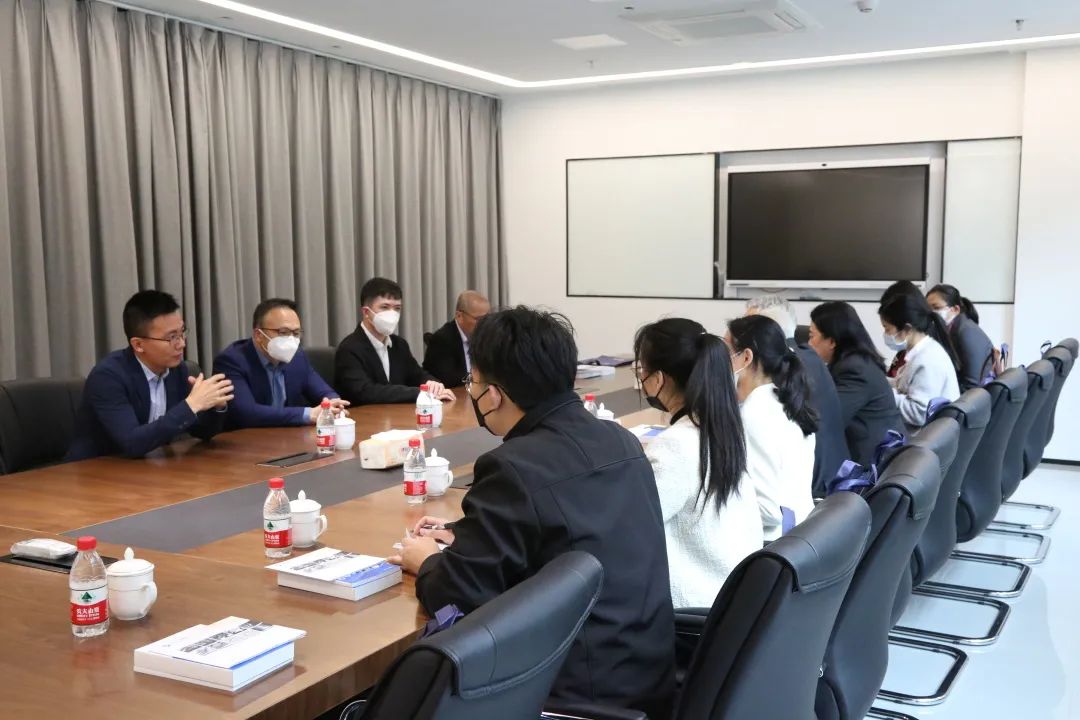 泰国驻厦门总领事馆总领事一行莅临大博医疗开展调研工作。4 泰国驻厦门总领事馆总领事、副总领事及其他六位官员莅临大博医疗进行考察交流。大博医疗董事长及副总经理陪同接待,并向其表示热烈欢迎。.