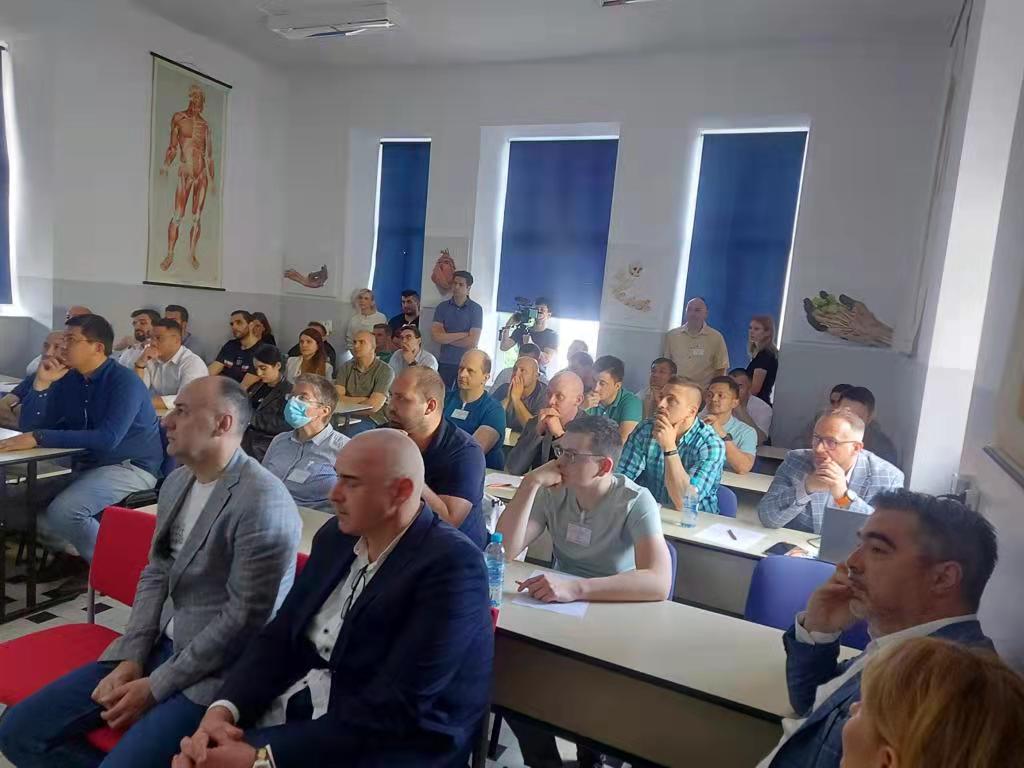 双医疗在克罗地亚开展的尸体实验培训班学术活动圆满结束 2 五月,双医疗集团在克罗地亚举办了首届国际尸体实验培训班。本次学术活动邀请了来自乌兹别克斯坦、马来西亚、罗马尼亚等国的24名参与者。在培训期间,参与者将提升医学知识并相互学习。毫无疑问,尸体实验课程极大地提高了参与者对手术实践和手术方法的理解。此外,本次活动将进一步促进国际学术合作,推动国际医疗事业的发展。.