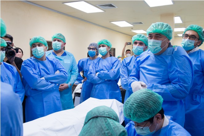 Double Medical이 태국에서 개최한 시신 워크숍이 성공적으로 마무리되었습니다 4 직원과 참가자들의 공동 노력으로 2022년 11월 24일부터 25일까지 이틀간 진행된 태국 시신 워크숍이 성공적으로 마무리되었습니다. 본 워크숍에는 필리핀, 말레이시아, 우즈베키스탄 등에서 온 24명의 참가자와 7명의 교수진이 초청되어 교육 과정에 따라 깊이 있는 지식을 공유했습니다. 이 워크숍을 통해 참가자들은 수술 실습 및 수술 방법에 대한 이해를 크게 향상시켰습니다. 시신 워크숍 종료 시, 참가자들에게 기념패와 수료증이 수여되었습니다. Double Medical은 의료 산업을 위한 소통의 장을 지속적으로 구축해 나갈 것이며, 향후 Double Medical의 다음 시신 워크숍을 기대합니다.