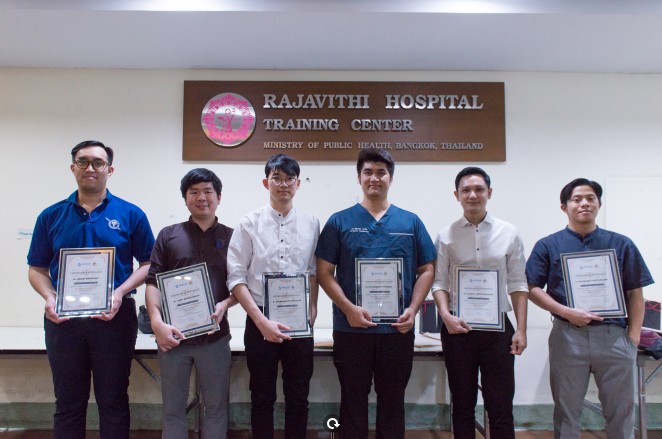 Double Medical이 태국에서 개최한 시신 워크숍이 성공적으로 마무리되었습니다 5 직원과 참가자들의 공동 노력으로 2022년 11월 24일부터 25일까지 이틀간 진행된 태국 시신 워크숍이 성공적으로 마무리되었습니다. 본 워크숍에는 필리핀, 말레이시아, 우즈베키스탄 등에서 온 24명의 참가자와 7명의 교수진이 초청되어 교육 과정에 따라 깊이 있는 지식을 공유했습니다. 이 워크숍을 통해 참가자들은 수술 실습 및 수술 방법에 대한 이해를 크게 향상시켰습니다. 시신 워크숍 종료 시, 참가자들에게 기념패와 수료증이 수여되었습니다. Double Medical은 의료 산업을 위한 소통의 장을 지속적으로 구축해 나갈 것이며, 향후 Double Medical의 다음 시신 워크숍을 기대합니다.